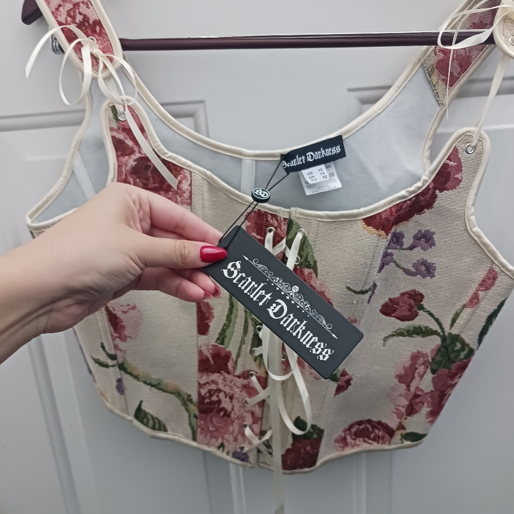 Dollhouse Floral Lace-Up Cream Crop Top - Picture 4 of 9